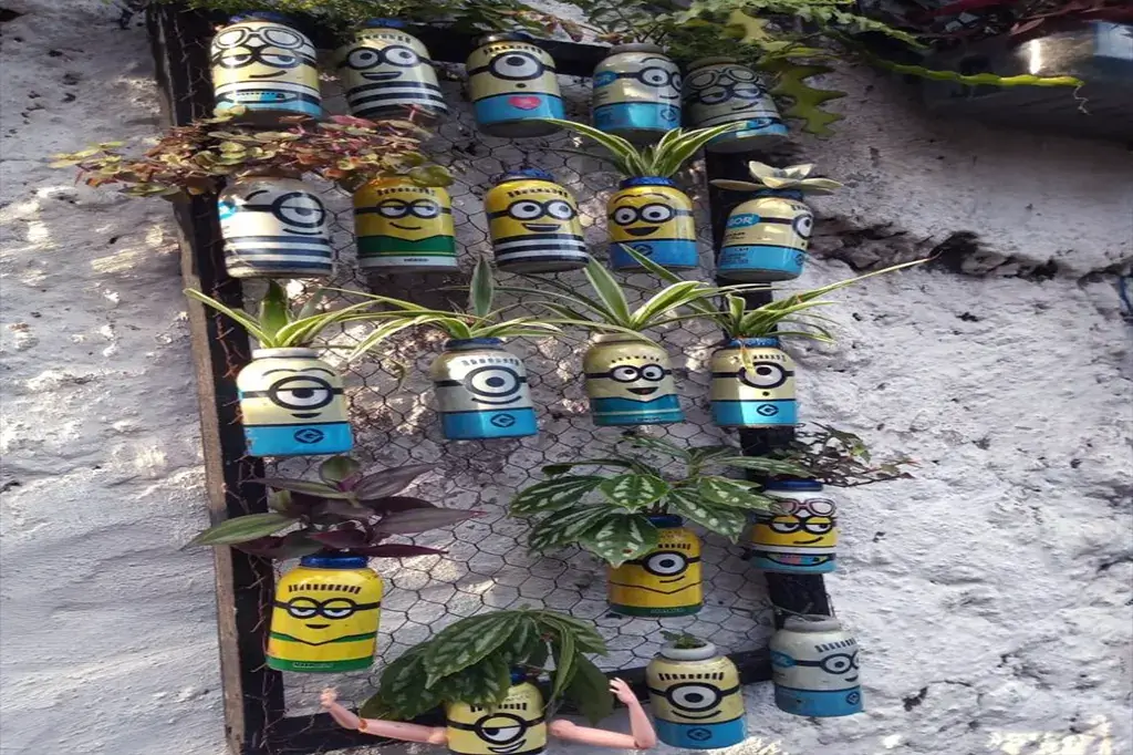Embalagens de Minions transformadas em vasos para um jardim vertical sustentável.